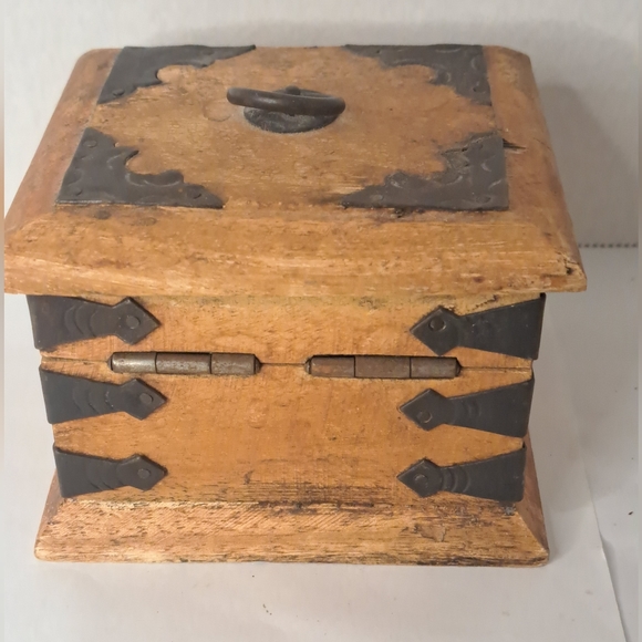 Vintage Primitive Hinged Wood Box, Handmade Metal Detail. - Picture 3 of 7